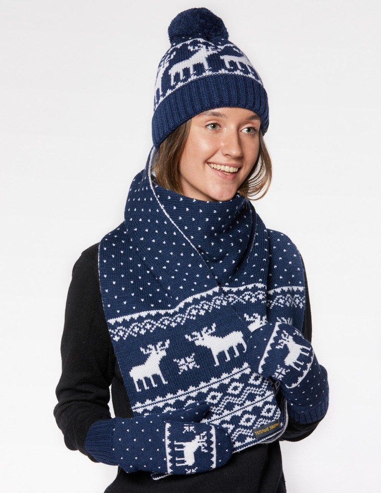 Женские шапка, шарф и варежки с оленями - фото3