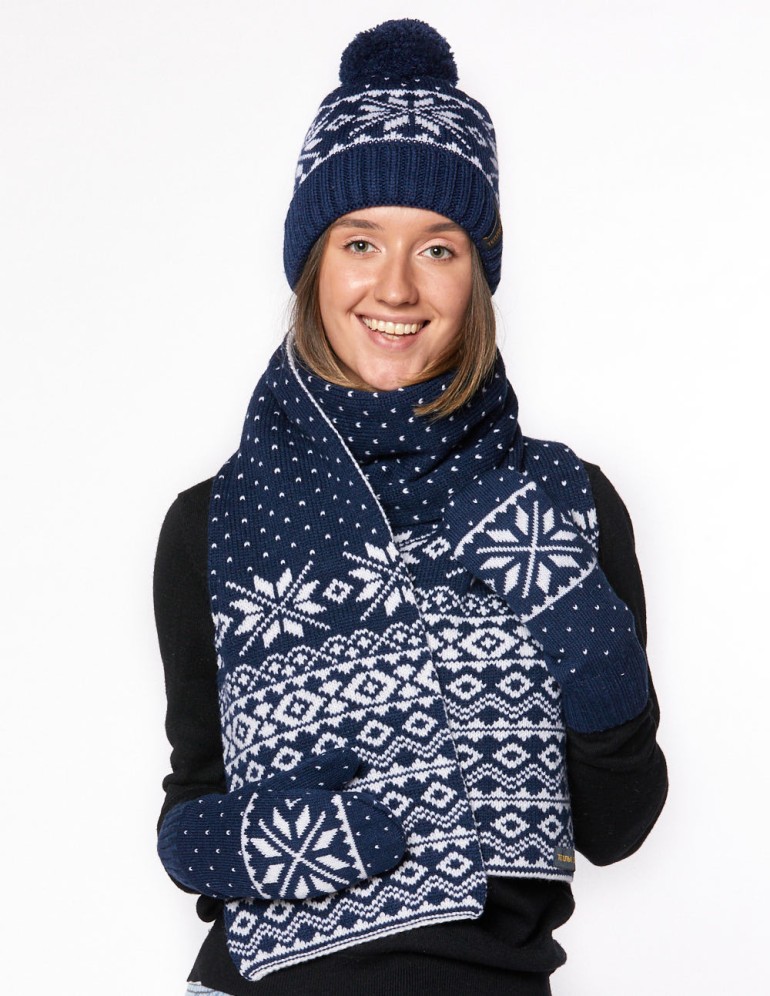 Женские шапка, шарф и варежки со снежинками - фото1