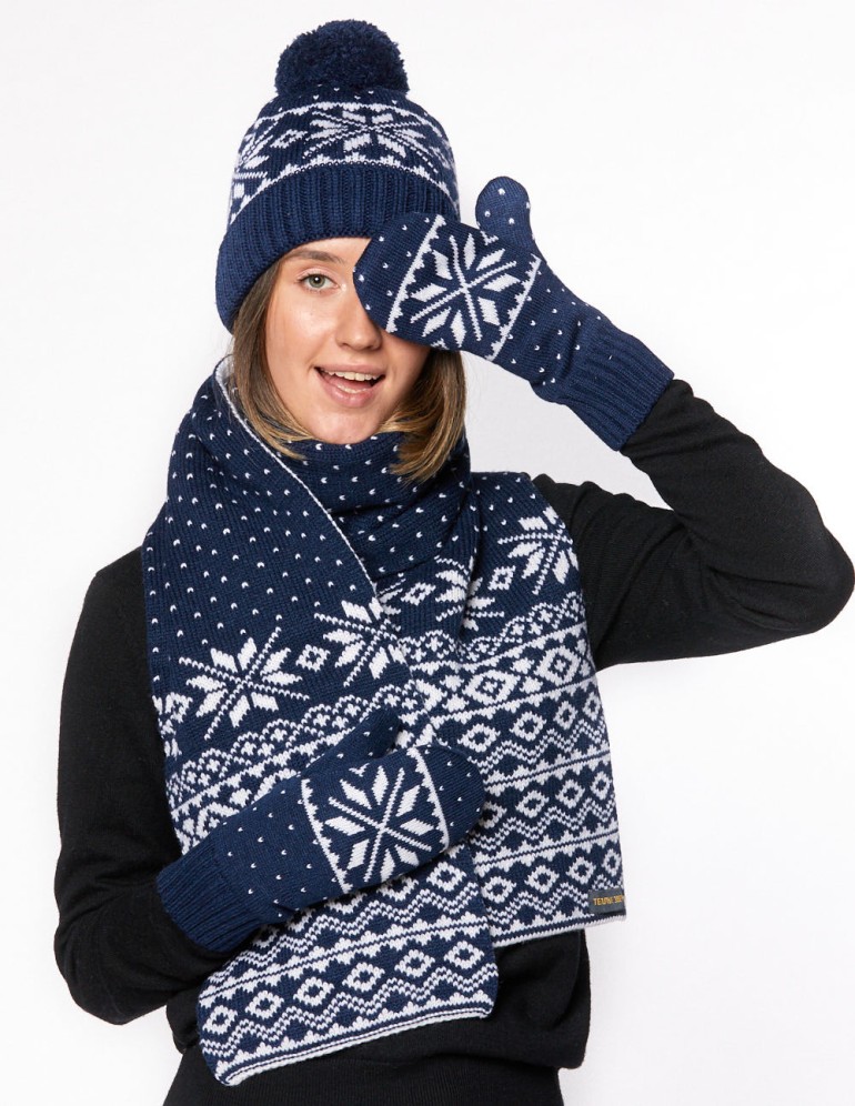 Женские шапка, шарф и варежки со снежинками - фото2