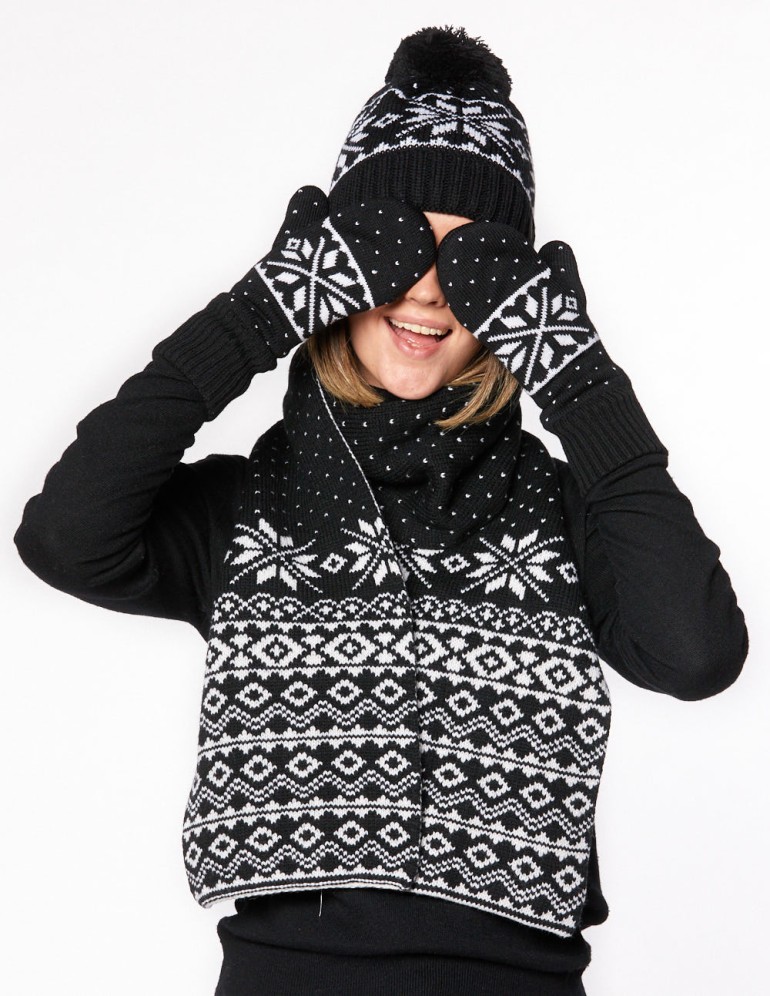 Женские шапка, шарф и варежки со снежинками - фото2