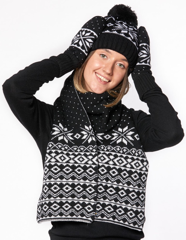 Женские шапка, шарф и варежки со снежинками - фото3