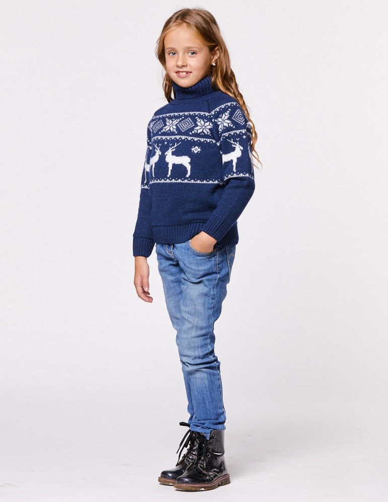 Детский свитер с оленями в ряд с горлом - фото2