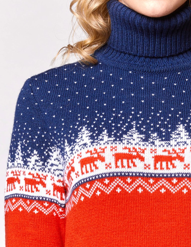 Женский свитер с оленями в лесу - фото2