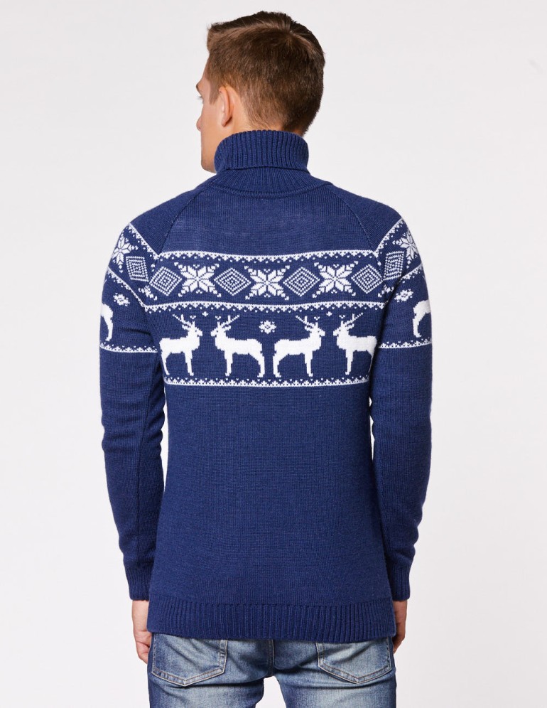Мужской свитер с оленями в ряд с горлом - фото3