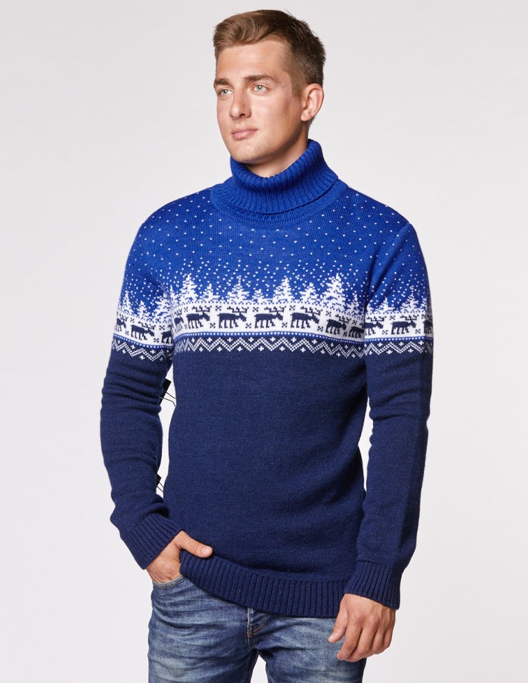 Мужской свитер с оленями в лесу с горлом - фото2