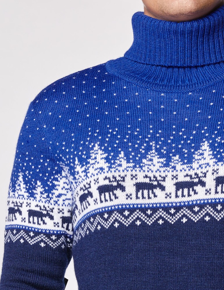 Мужской свитер с оленями в лесу с горлом - фото4