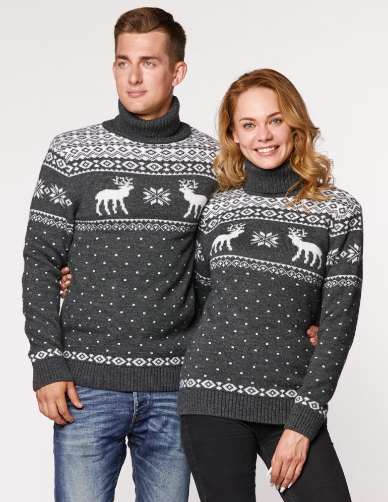 Мужской и женский свитеры с оленями - фото2