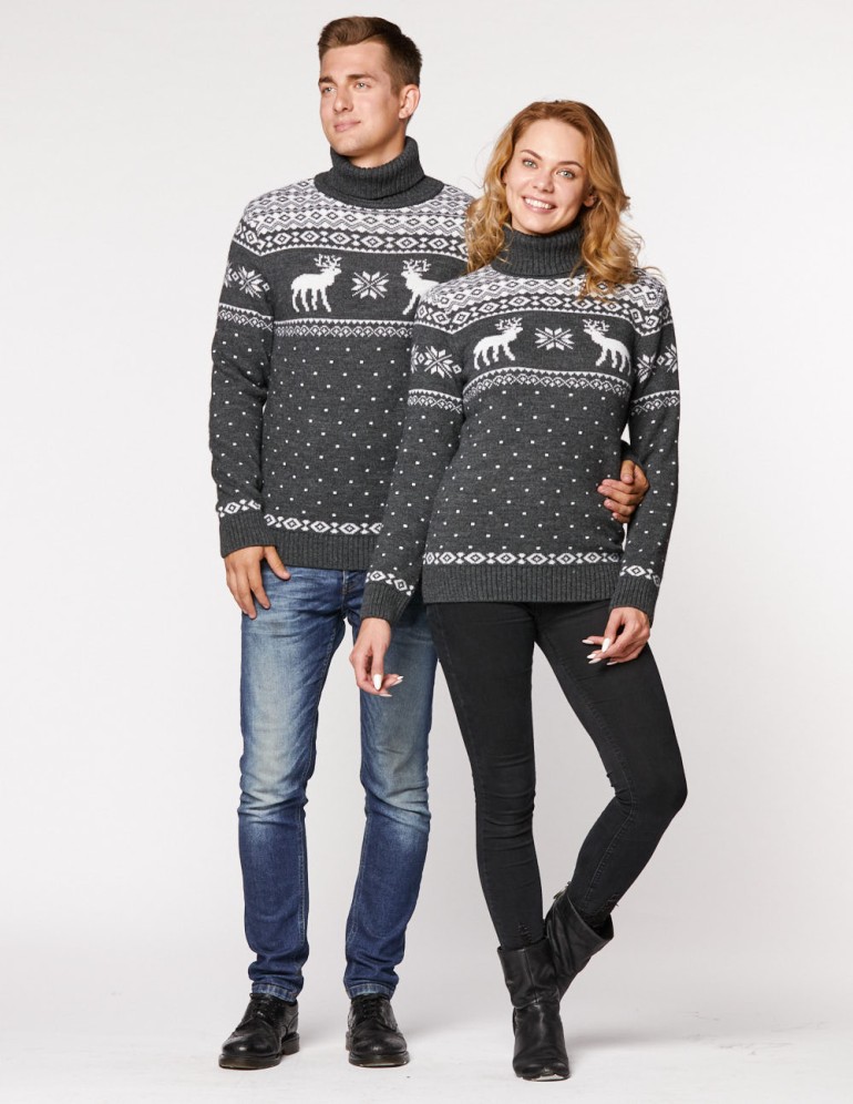 Мужской и женский свитеры с оленями - фото4