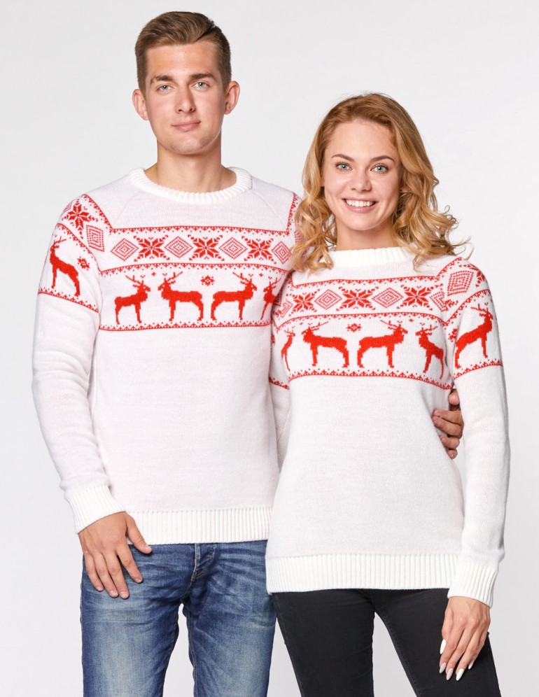 Мужской и женский свитеры с оленями в ряд - фото1