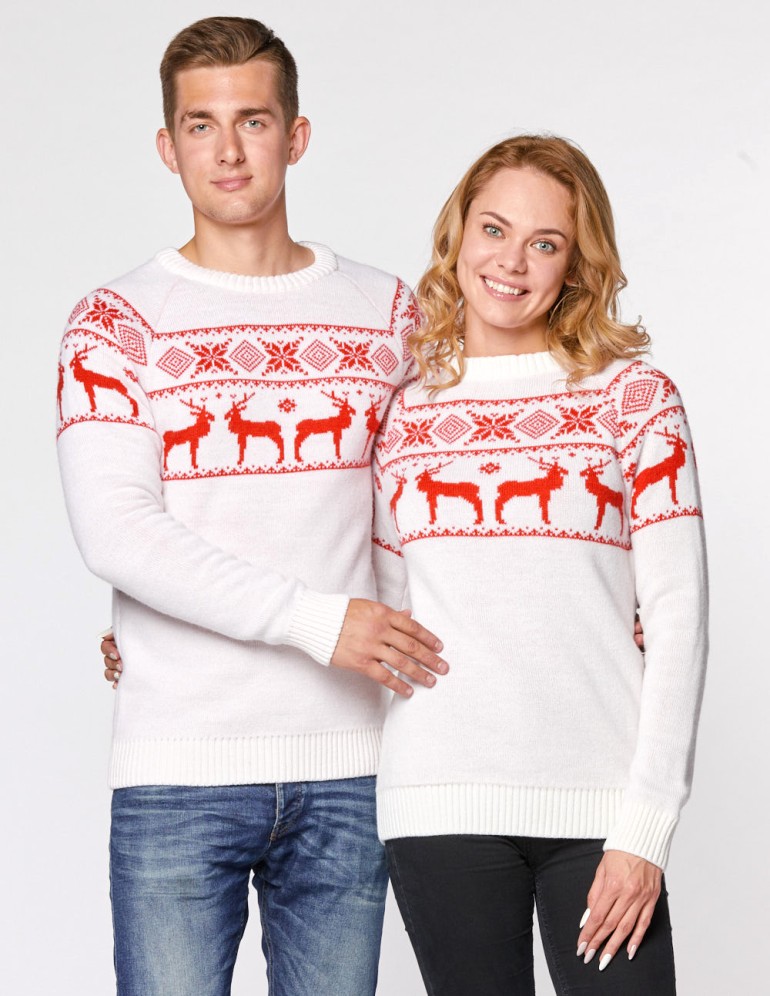Мужской и женский свитеры с оленями в ряд - фото3