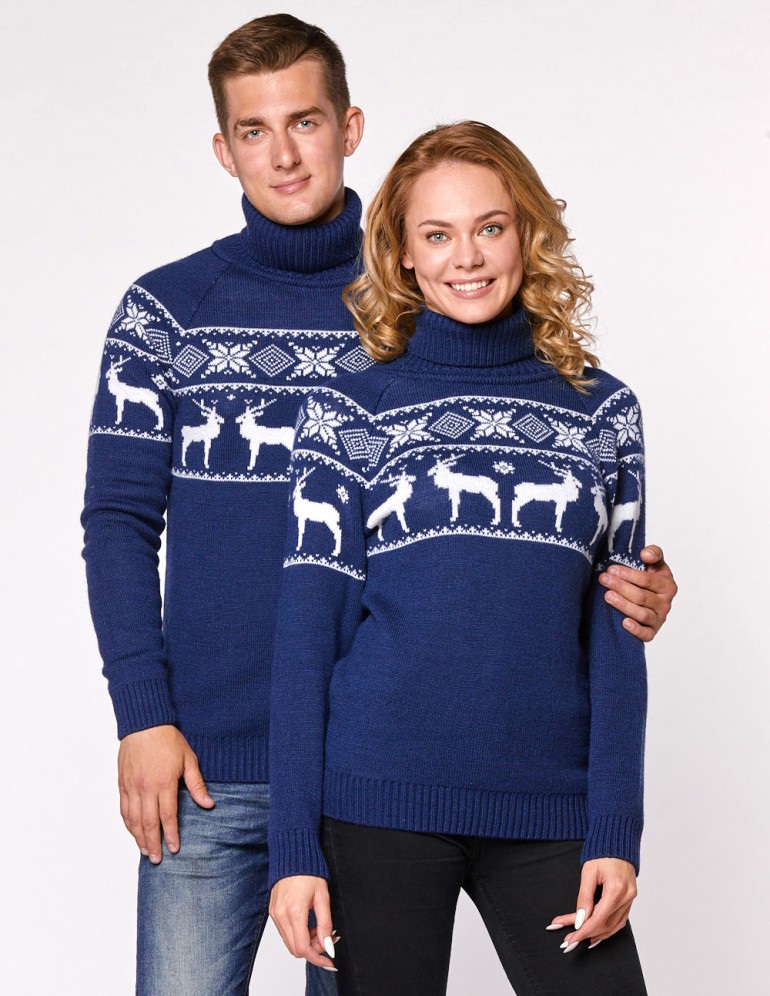 Мужской и женский свитеры с оленями в ряд - фото1
