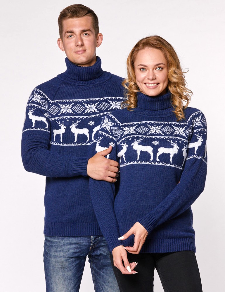 Мужской и женский свитеры с оленями в ряд - фото3