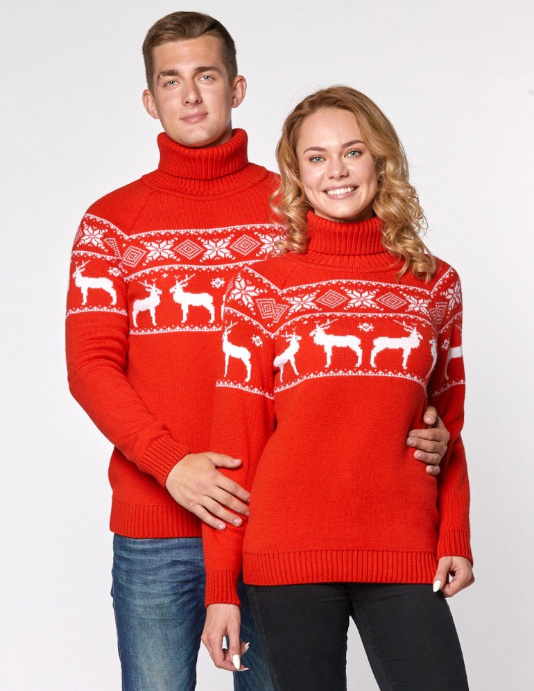 Мужской и женский свитеры с оленями в ряд - фото1
