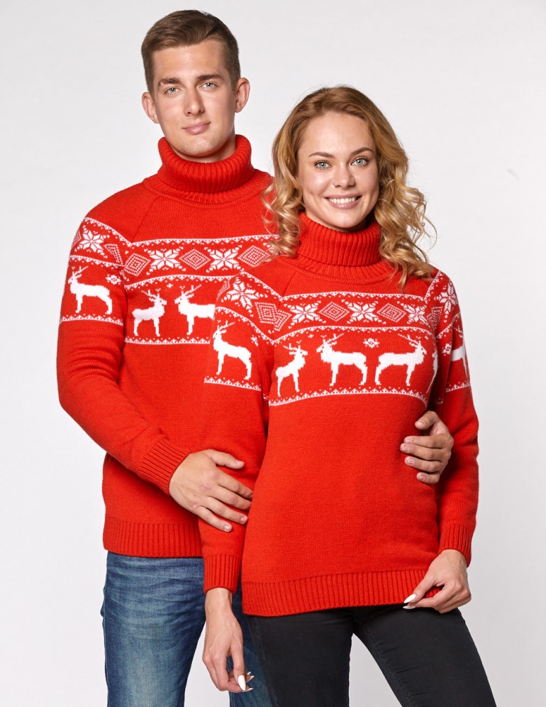 Мужской и женский свитеры с оленями в ряд - фото2
