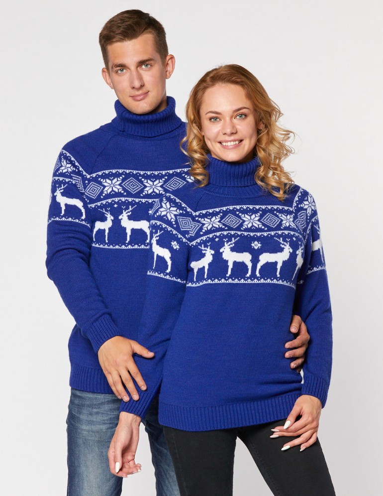 Мужской и женский свитеры с оленями в ряд - фото1