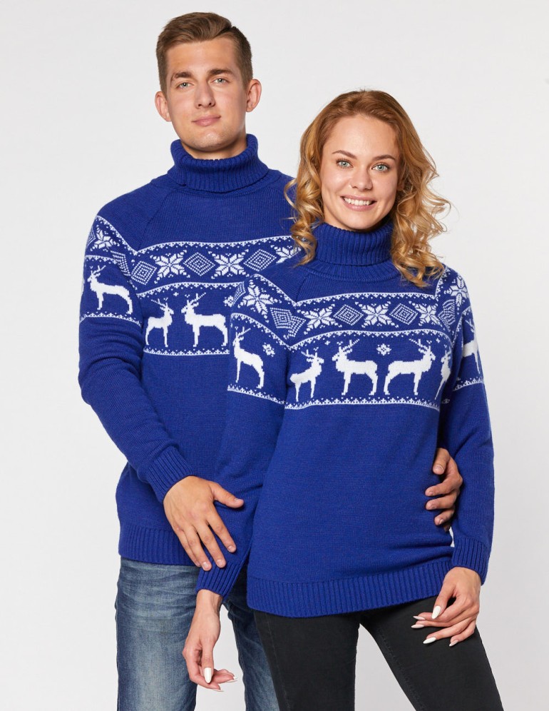 Мужской и женский свитеры с оленями в ряд - фото2