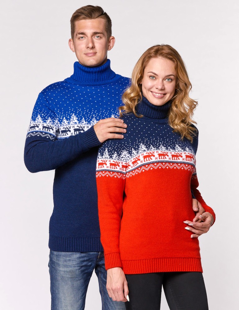 Мужской и женский свитеры с оленями в лесу - фото2