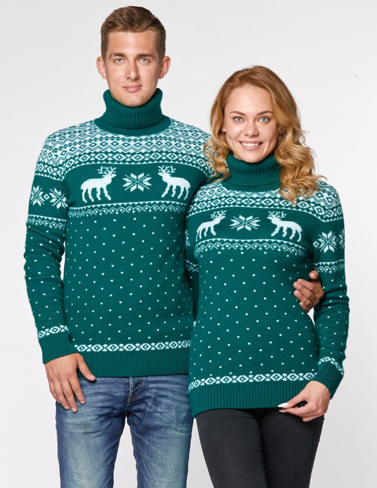 Мужской и женский свитеры с оленями - фото2