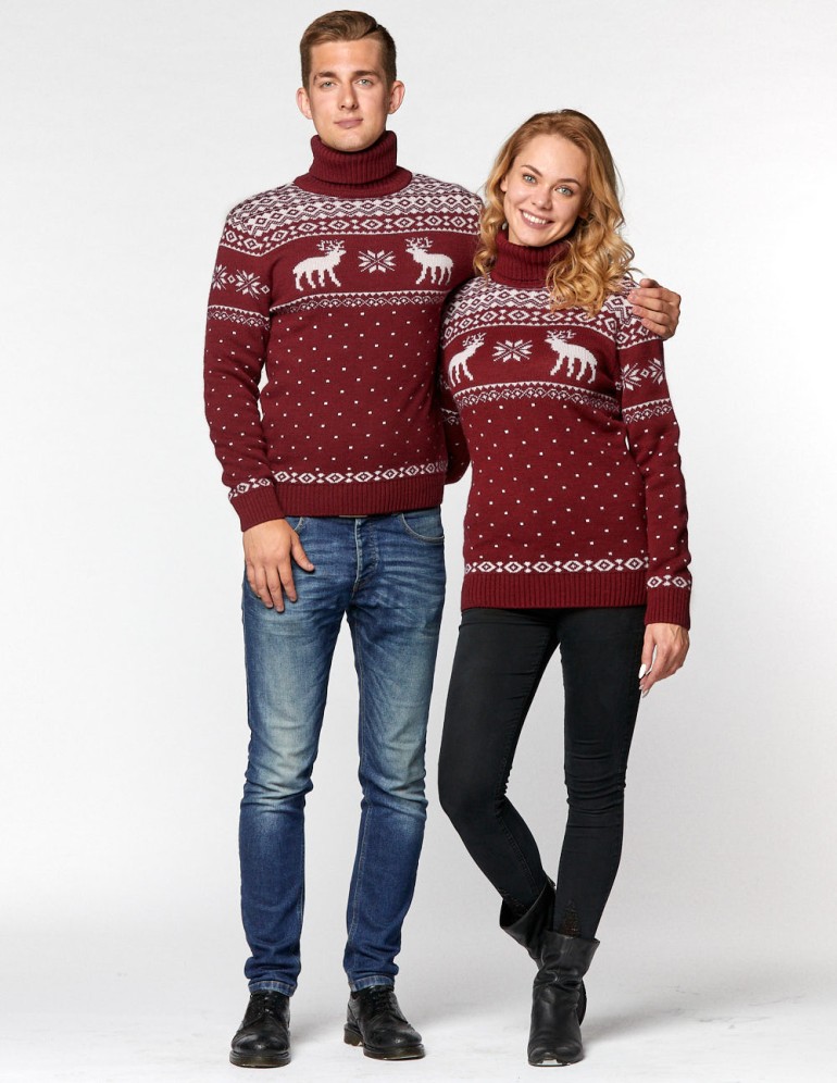 Мужской и женский свитеры с оленями - фото3