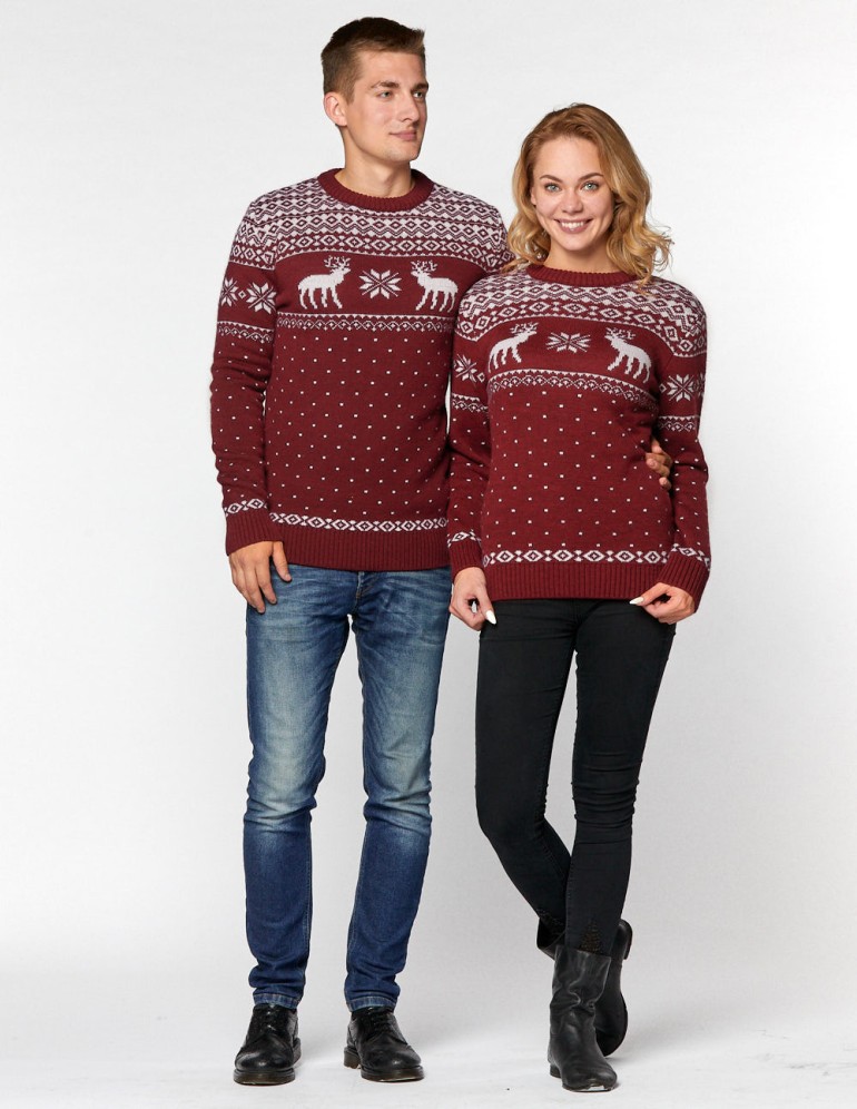 Мужской и женский свитеры с оленями - фото4