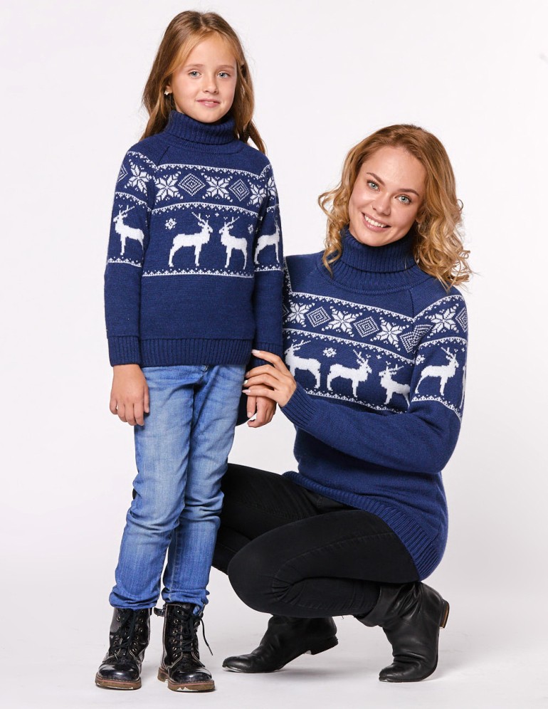 Свитеры с оленями в ряд для мамы и дочки - фото1