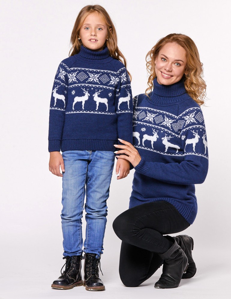 Свитеры с оленями в ряд для мамы и дочки - фото2