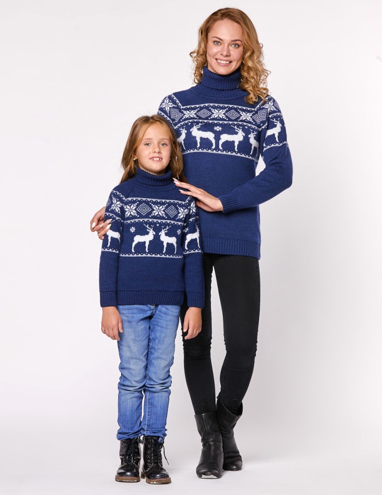 Свитеры с оленями в ряд для мамы и дочки - фото4