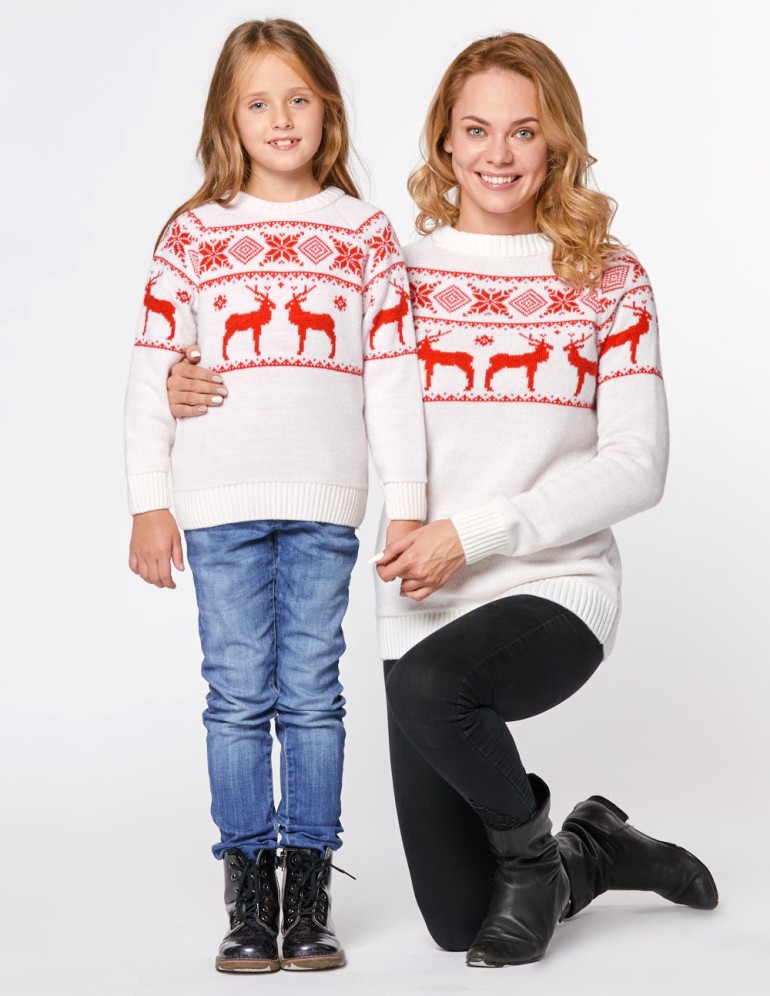 Свитеры с оленями в ряд для мамы и дочки - фото2