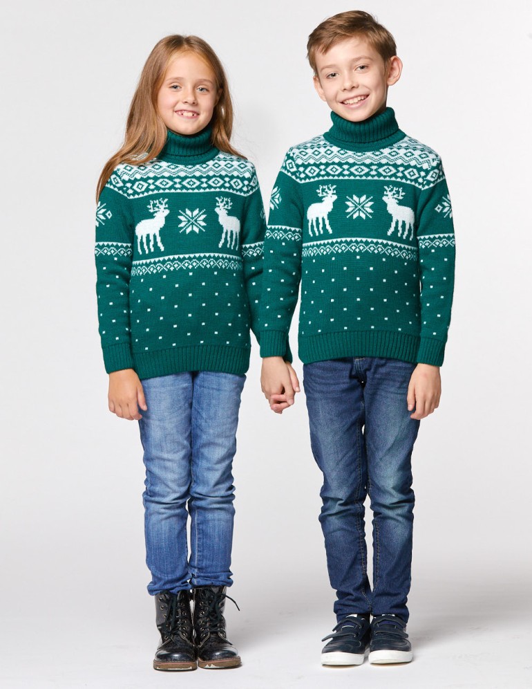 Детские парные свитеры с оленями - фото1