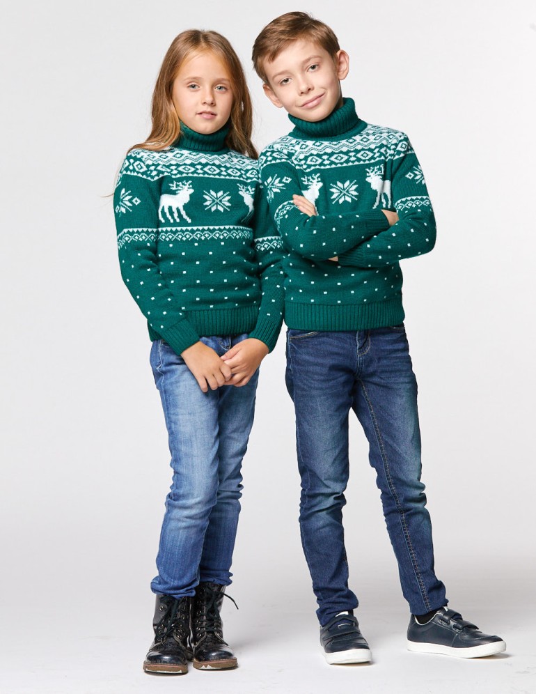 Детские парные свитеры с оленями - фото2