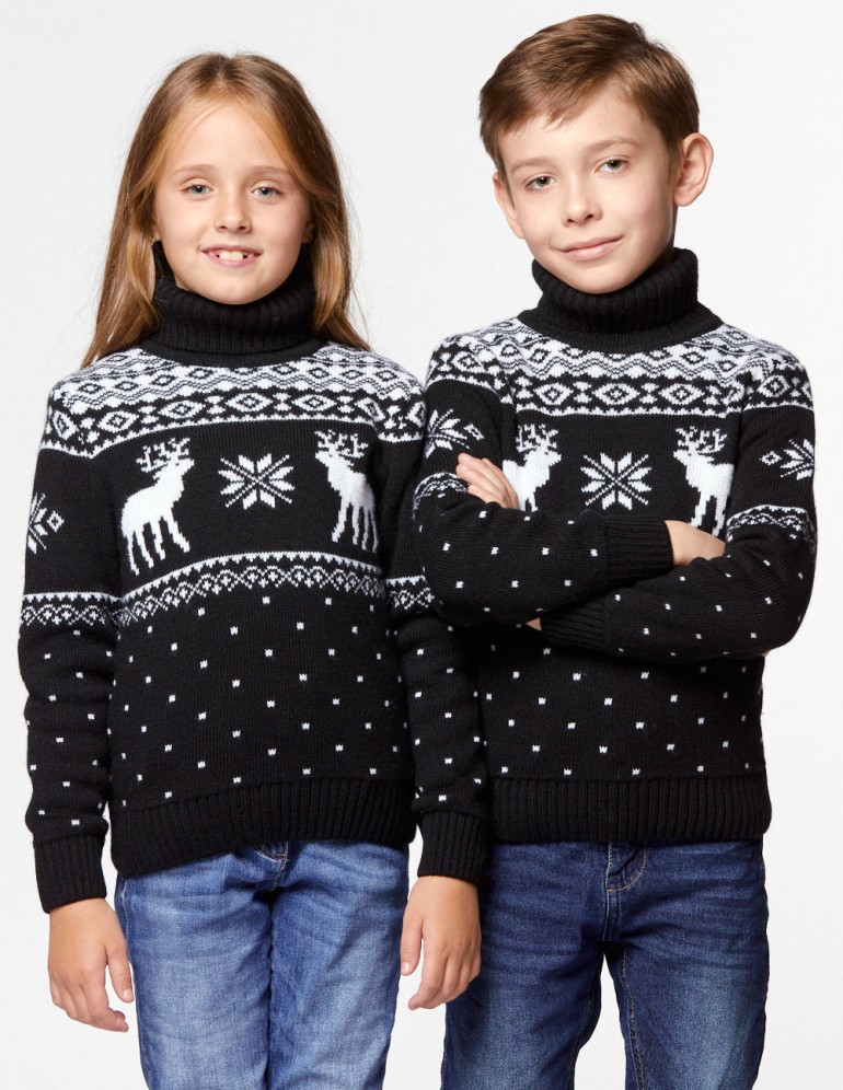 Детские парные свитеры с оленями - фото3