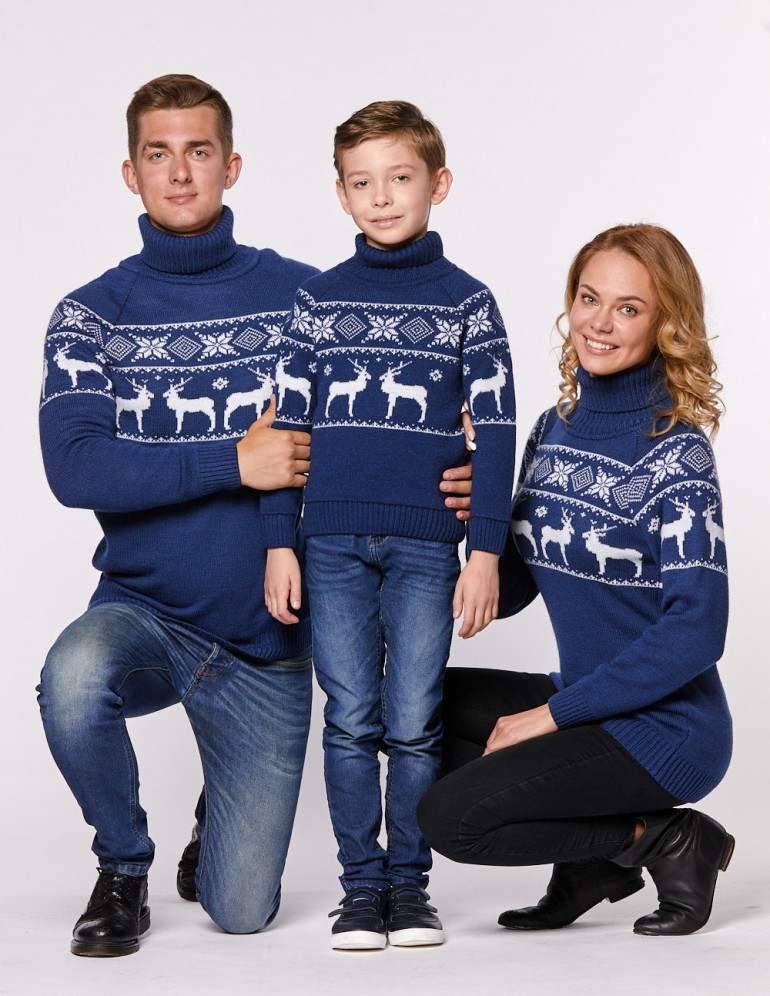 Свитеры с оленями в ряд для папы, мамы и ребёнка - фото1