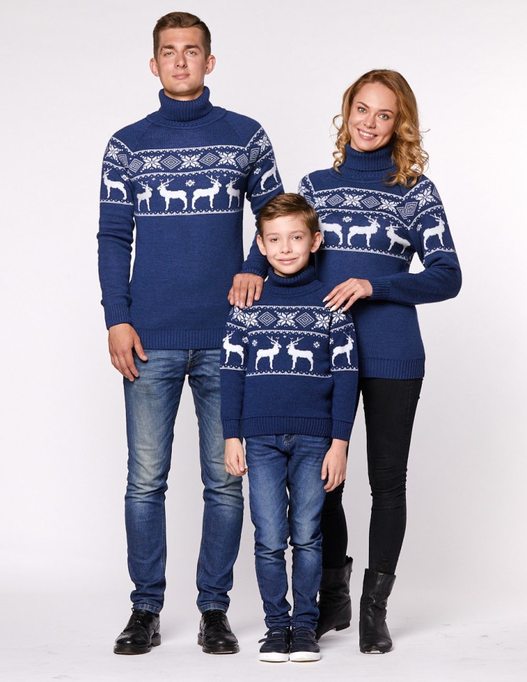Свитеры с оленями в ряд для папы, мамы и ребёнка - фото3