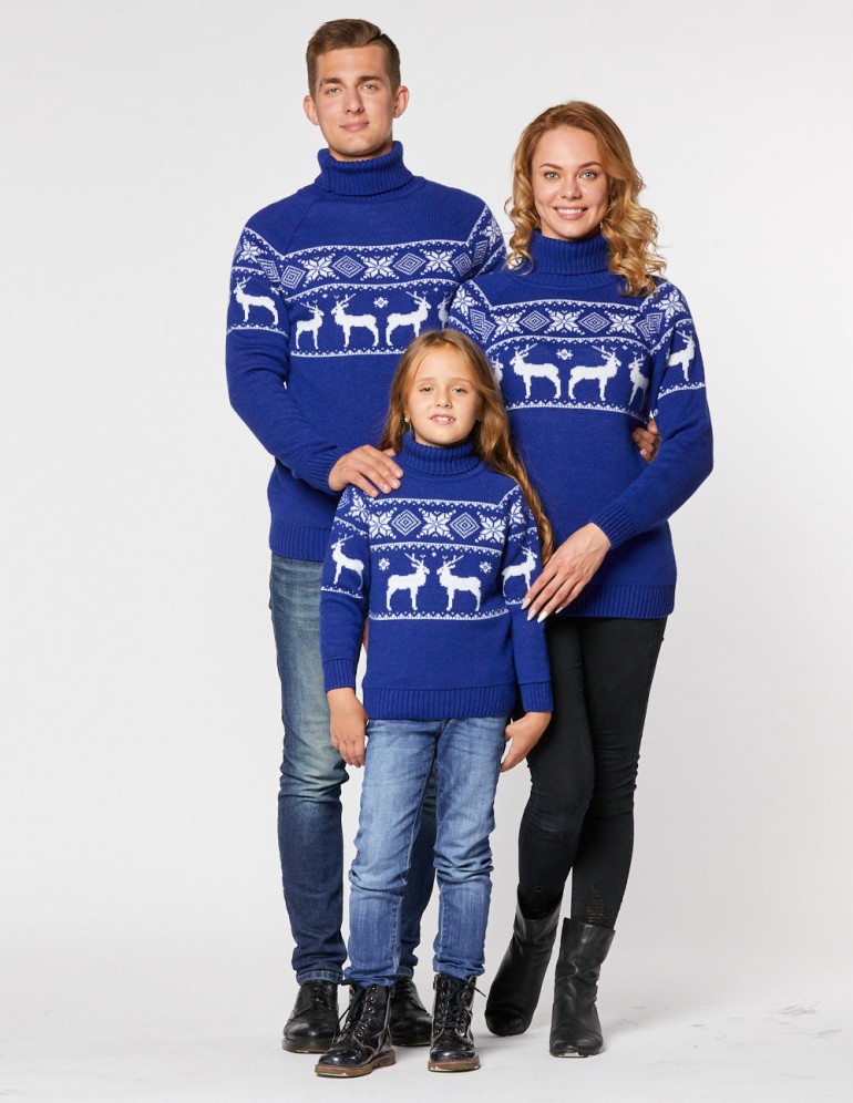 Свитеры с оленями в ряд для папы, мамы и ребёнка - фото4