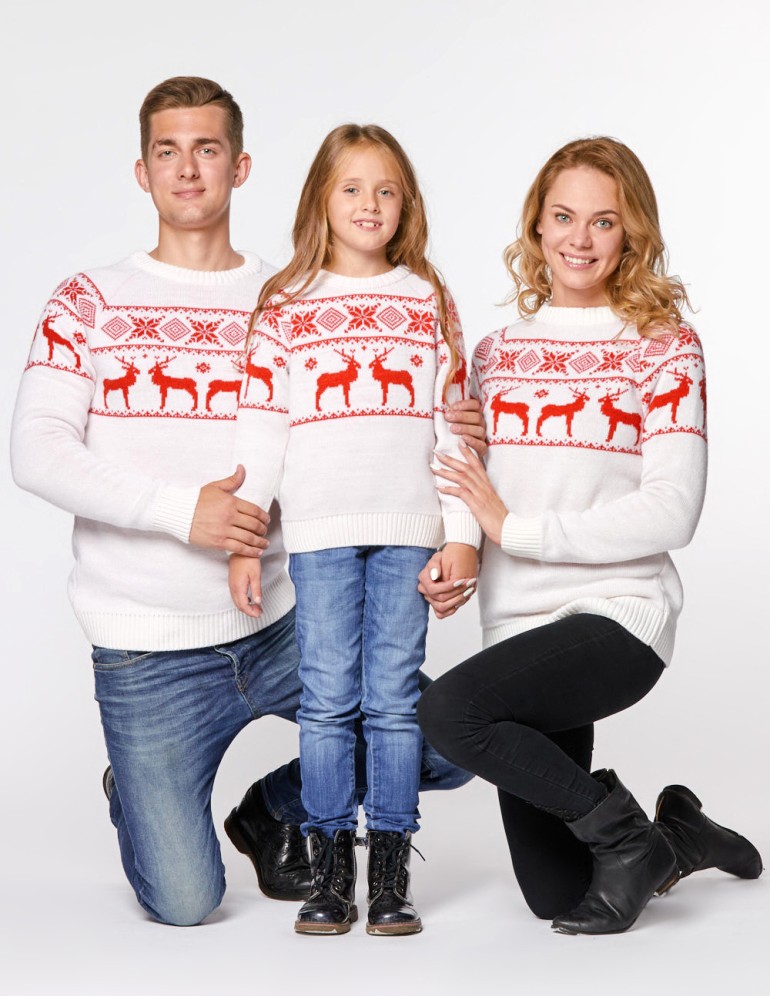 Свитеры с оленями в ряд для папы, мамы и ребёнка - фото1
