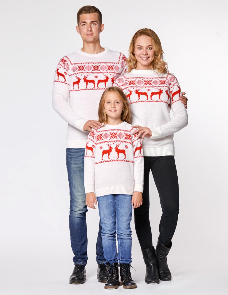 Свитеры с оленями в ряд для папы, мамы и ребёнка - фото4