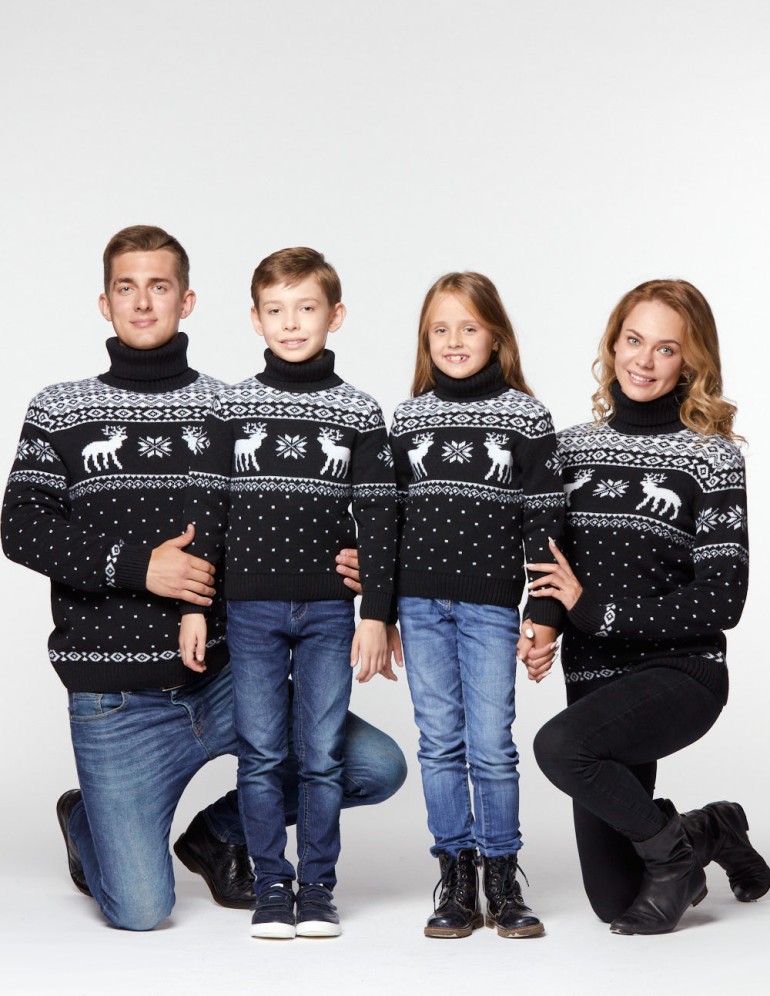 Свитеры с оленями для папы, мамы и двух детей - фото1