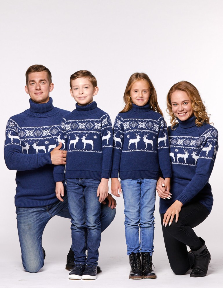 Свитеры с оленями в ряд для папы, мамы и двух детей - фото1