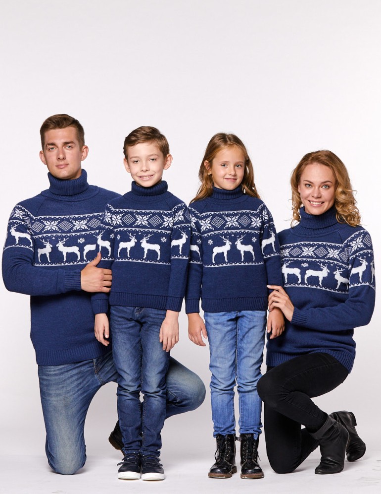 Свитеры с оленями в ряд для папы, мамы и двух детей - фото2