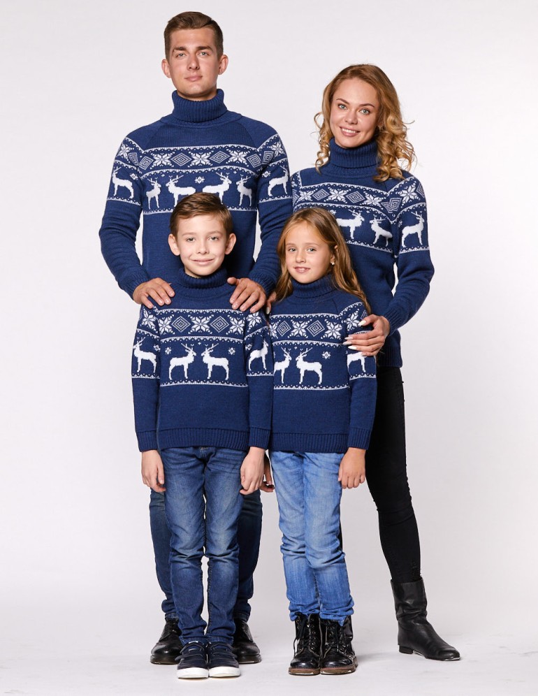 Свитеры с оленями в ряд для папы, мамы и двух детей - фото3