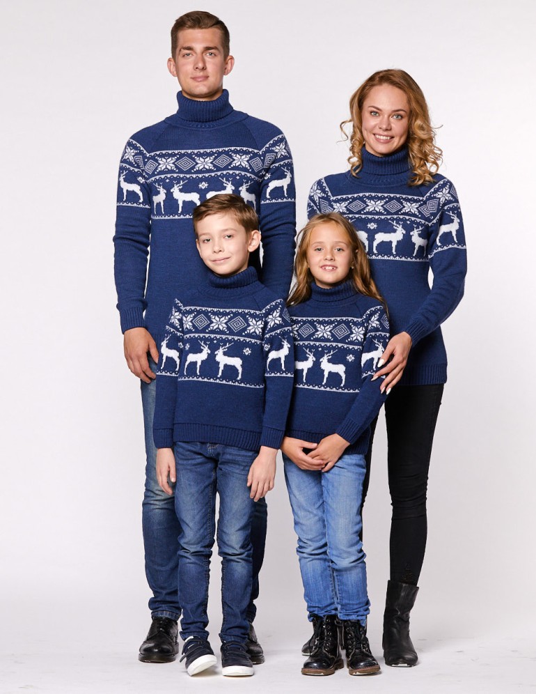 Свитеры с оленями в ряд для папы, мамы и двух детей - фото4