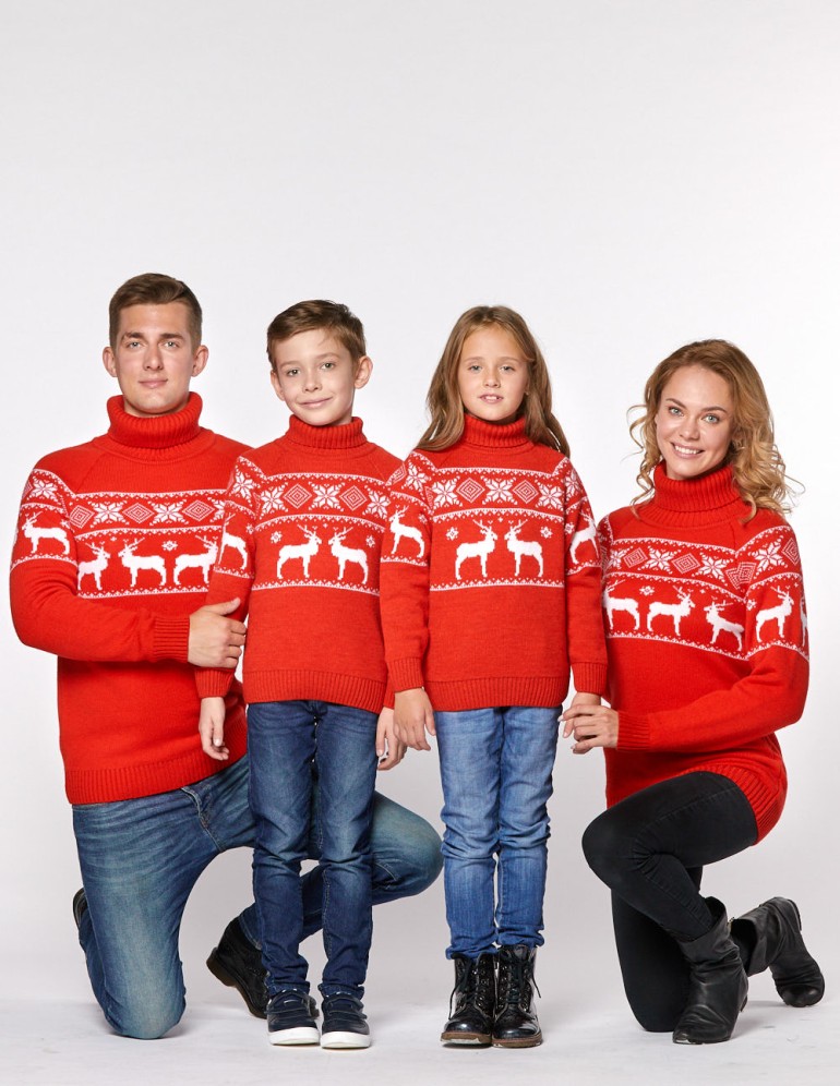 Свитеры с оленями в ряд для папы, мамы и двух детей - фото1