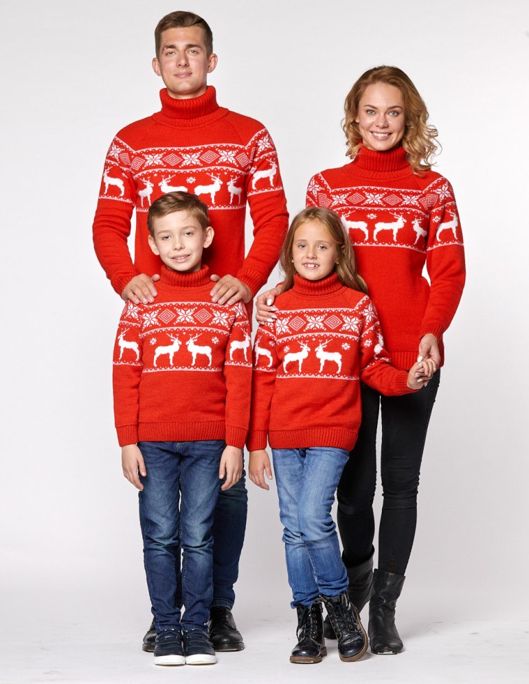 Свитеры с оленями в ряд для папы, мамы и двух детей - фото4