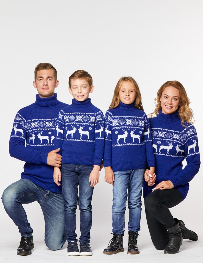 Свитеры с оленями в ряд для папы, мамы и двух детей - фото2