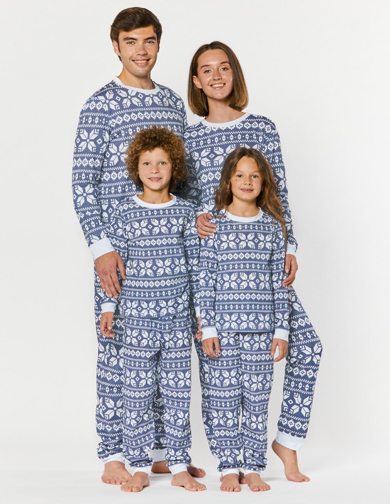 Пижамы со снежинками для папы, мамы и двух детей - фото1
