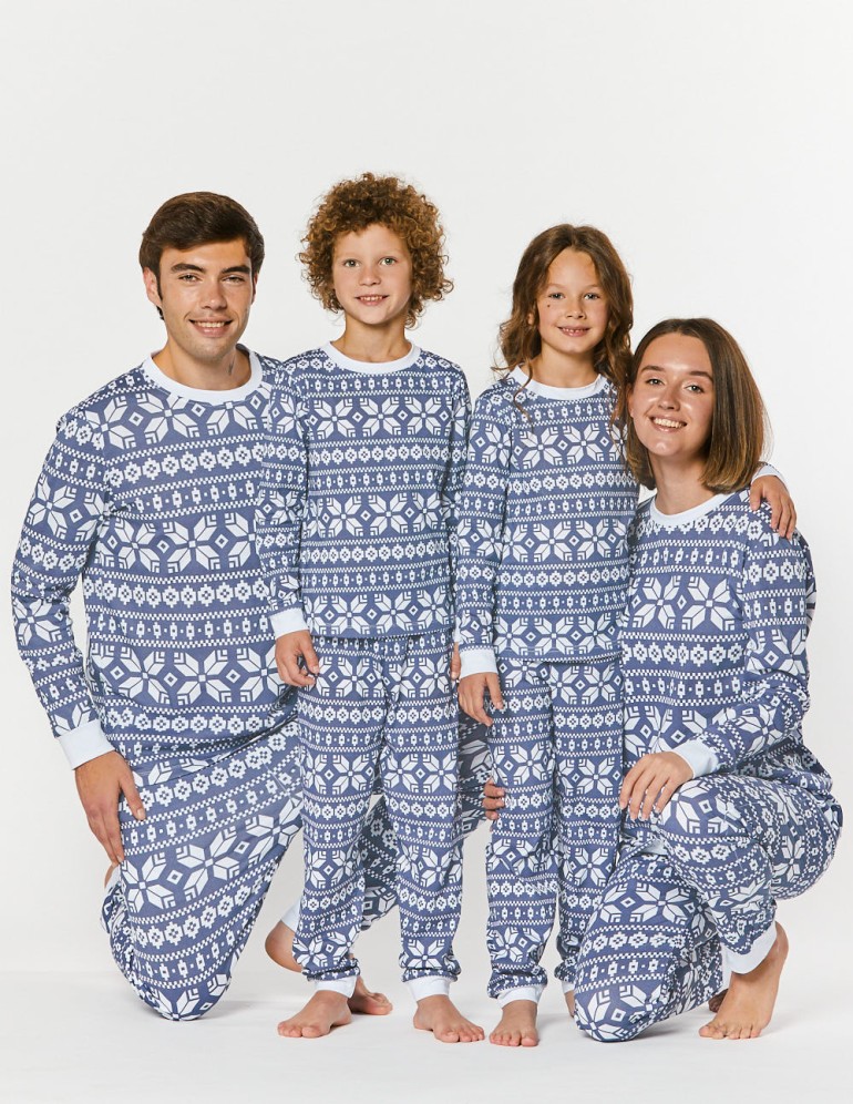 Пижамы со снежинками для папы, мамы и двух детей - фото3