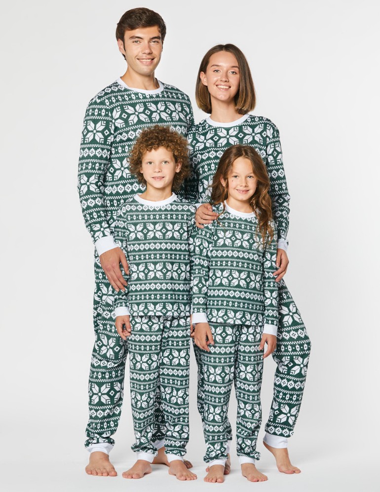 Пижамы со снежинками для папы, мамы и двух детей - фото2