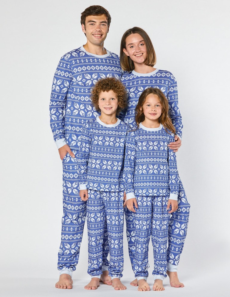 Пижамы со снежинками для папы, мамы и двух детей - фото1