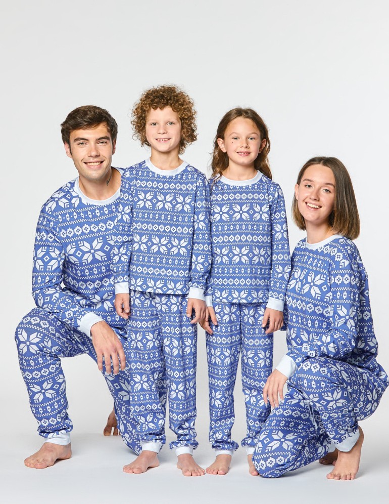 Пижамы со снежинками для папы, мамы и двух детей - фото4