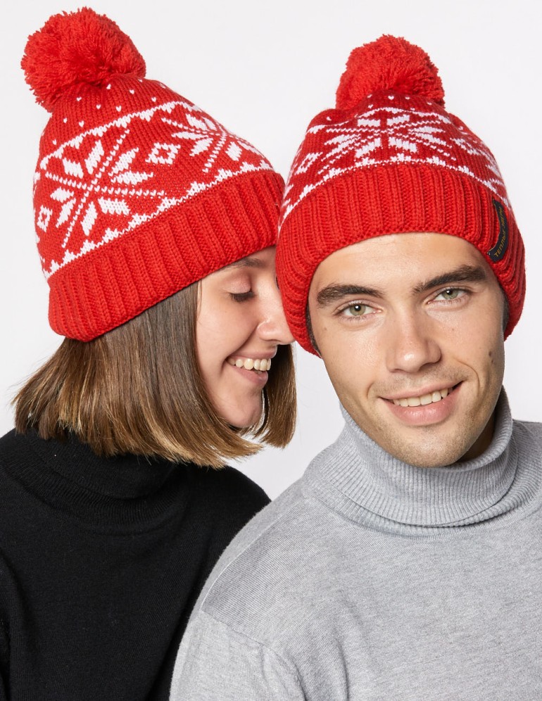 Мужская и женская шапки со снежинками - фото2